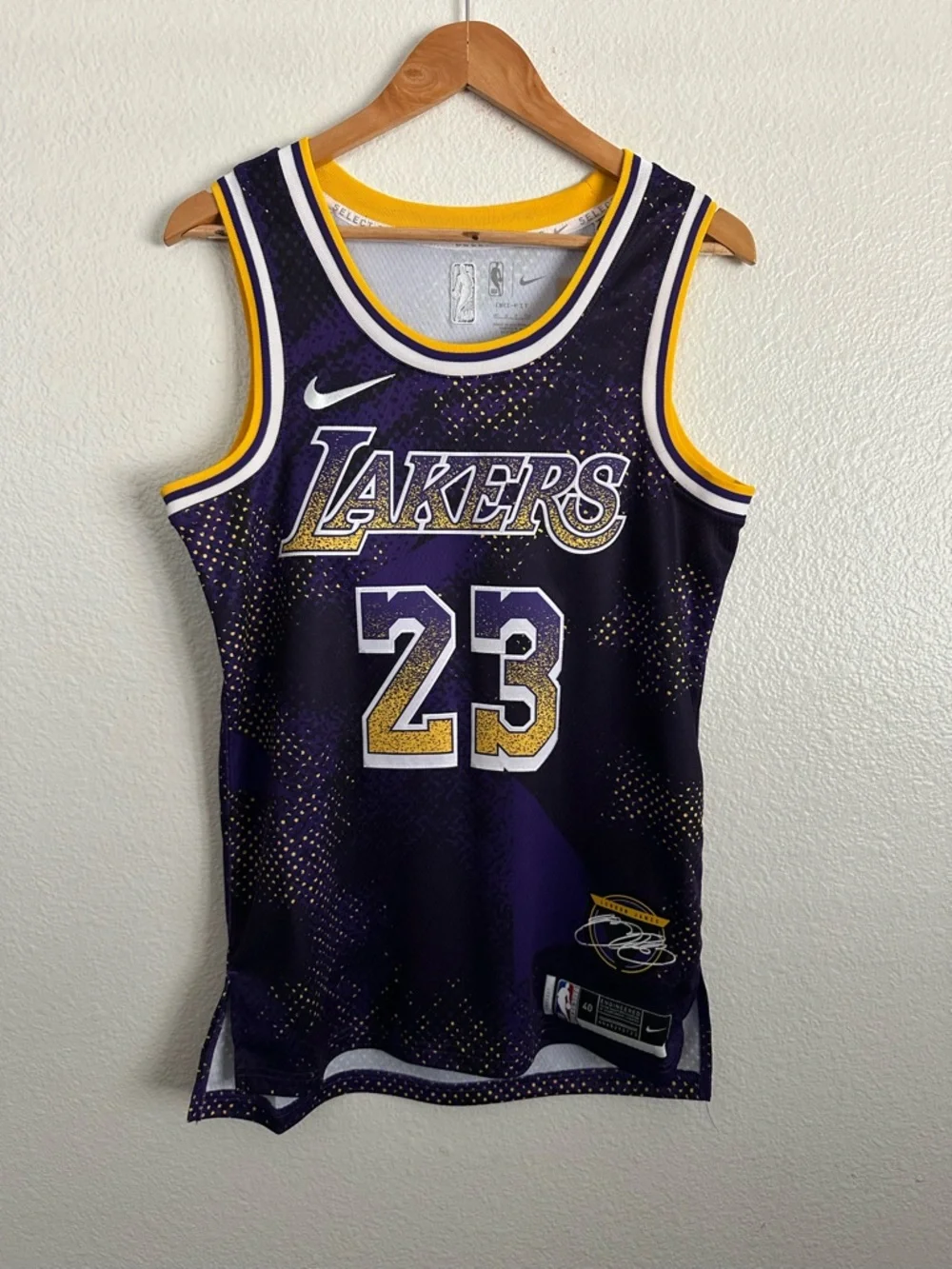Los Angeles Lakers LeBron James Nike Jersey Select Series Showtime Size 40 Small